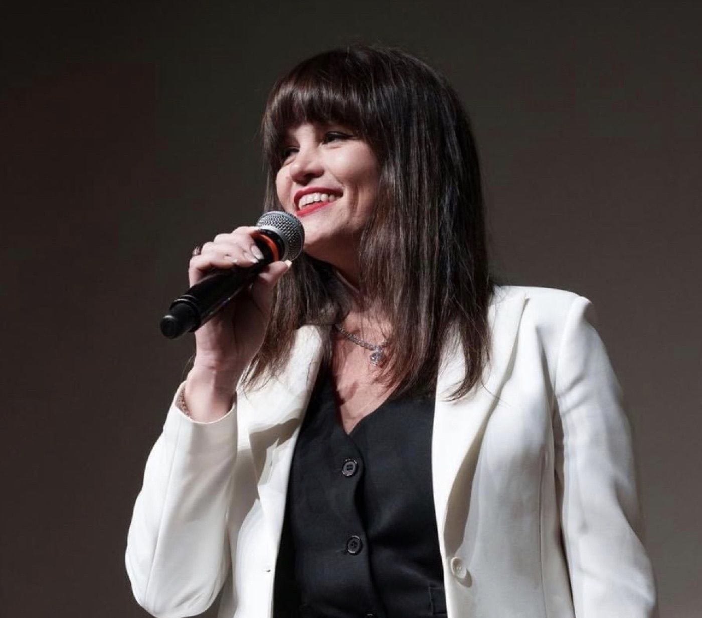 Emanuela Mencarelli sul palco durante un evento di formazione